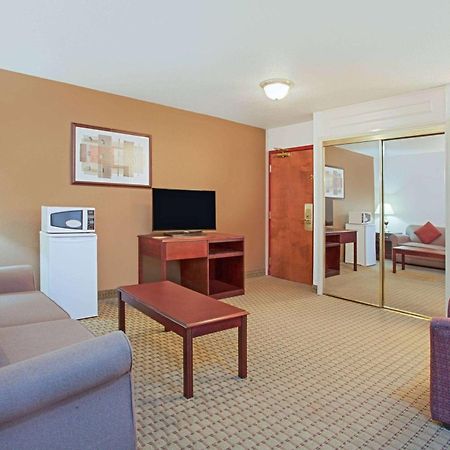 Ramada By Wyndham Red Deer Hotel & Suites Extérieur photo