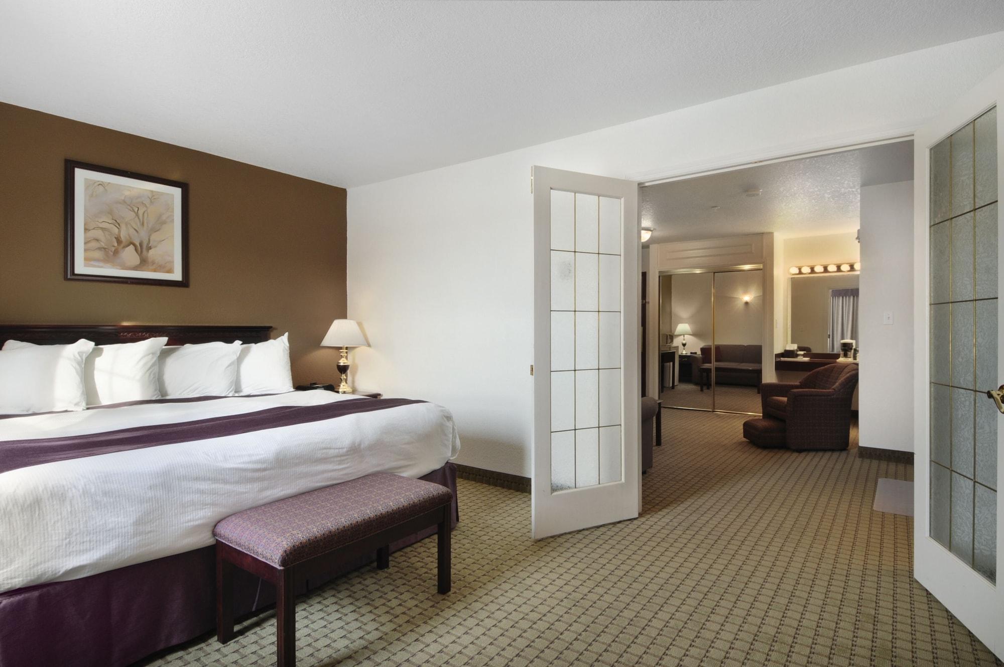 Ramada By Wyndham Red Deer Hotel & Suites Extérieur photo