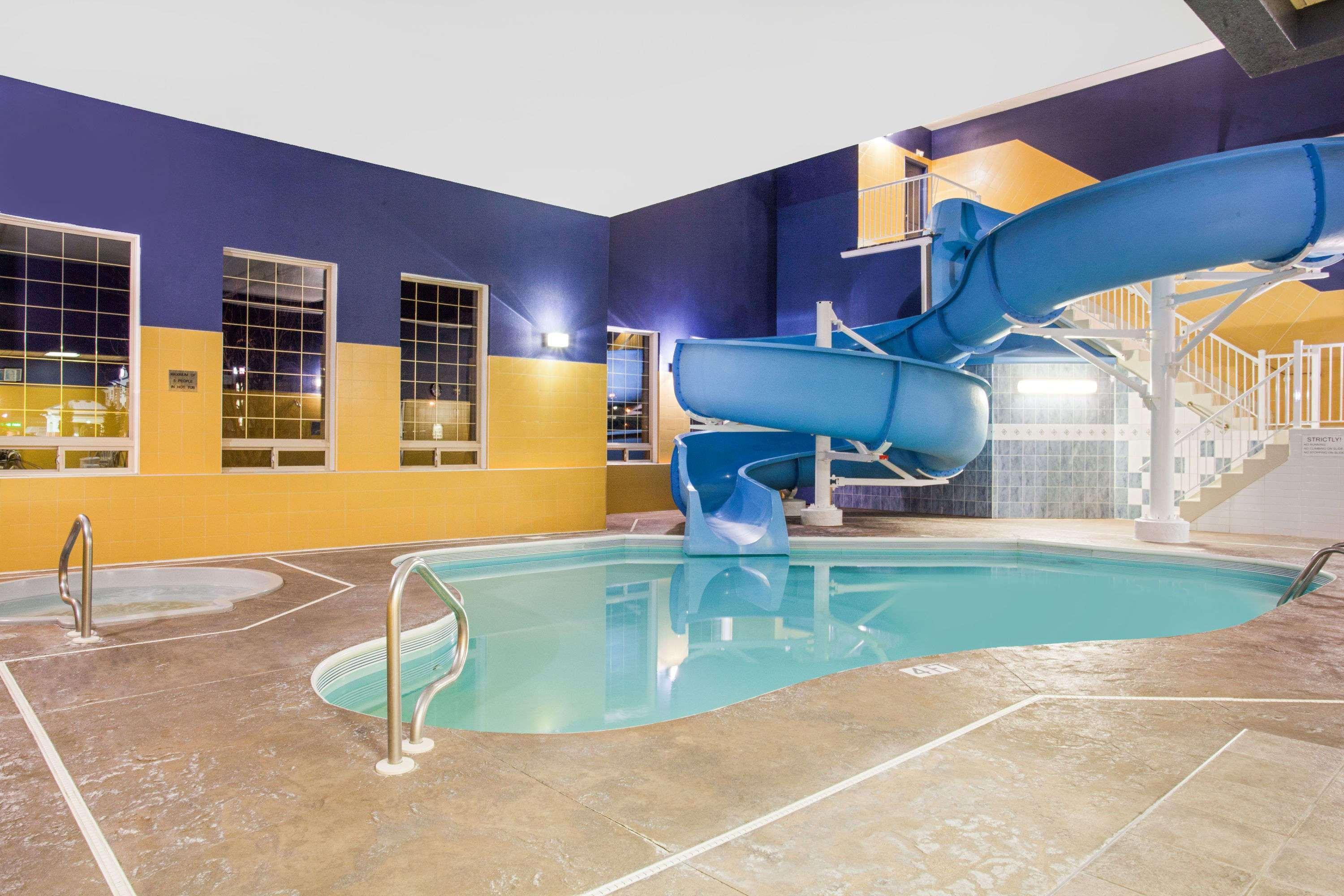 Ramada By Wyndham Red Deer Hotel & Suites Extérieur photo