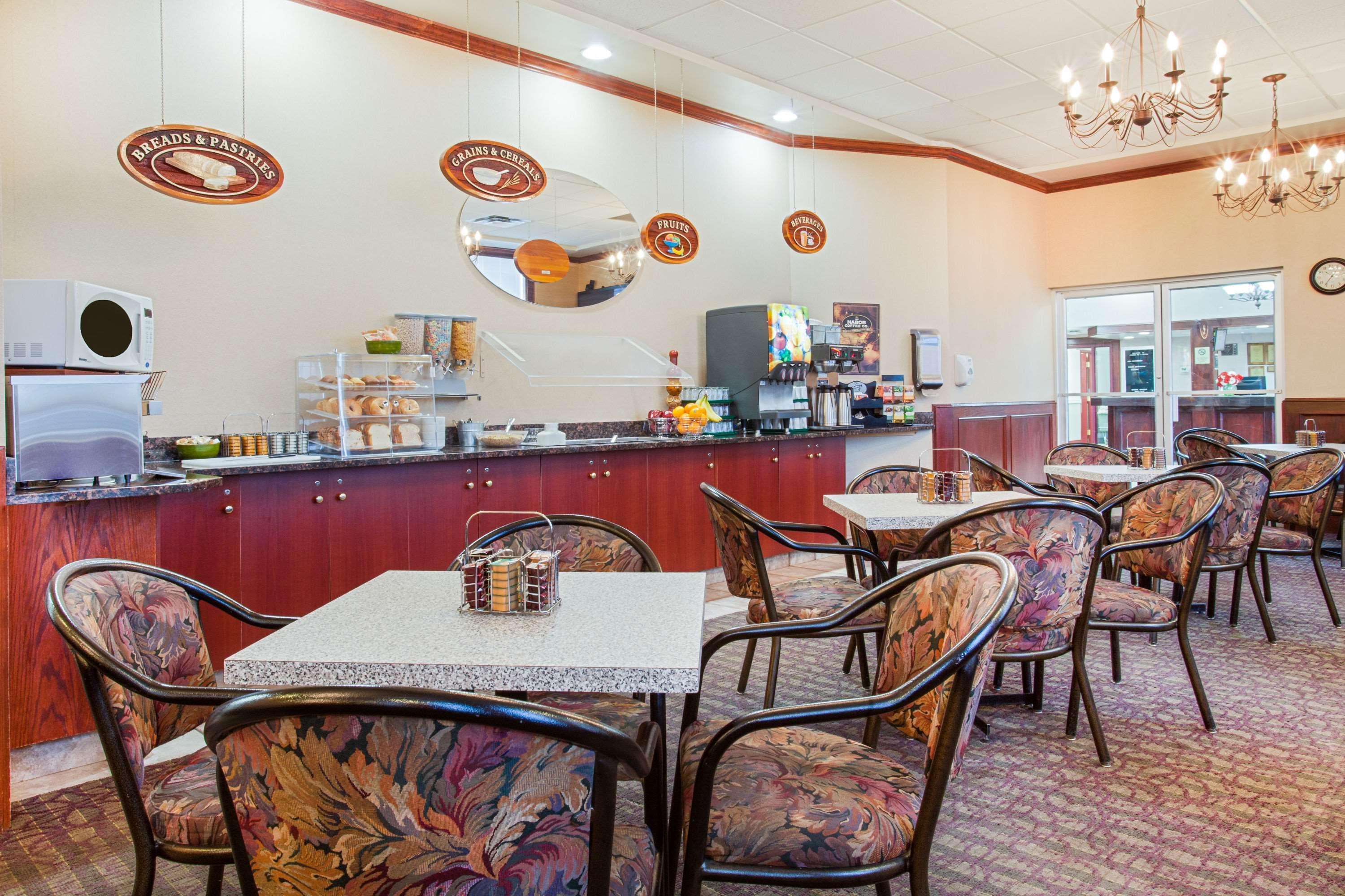 Ramada By Wyndham Red Deer Hotel & Suites Extérieur photo