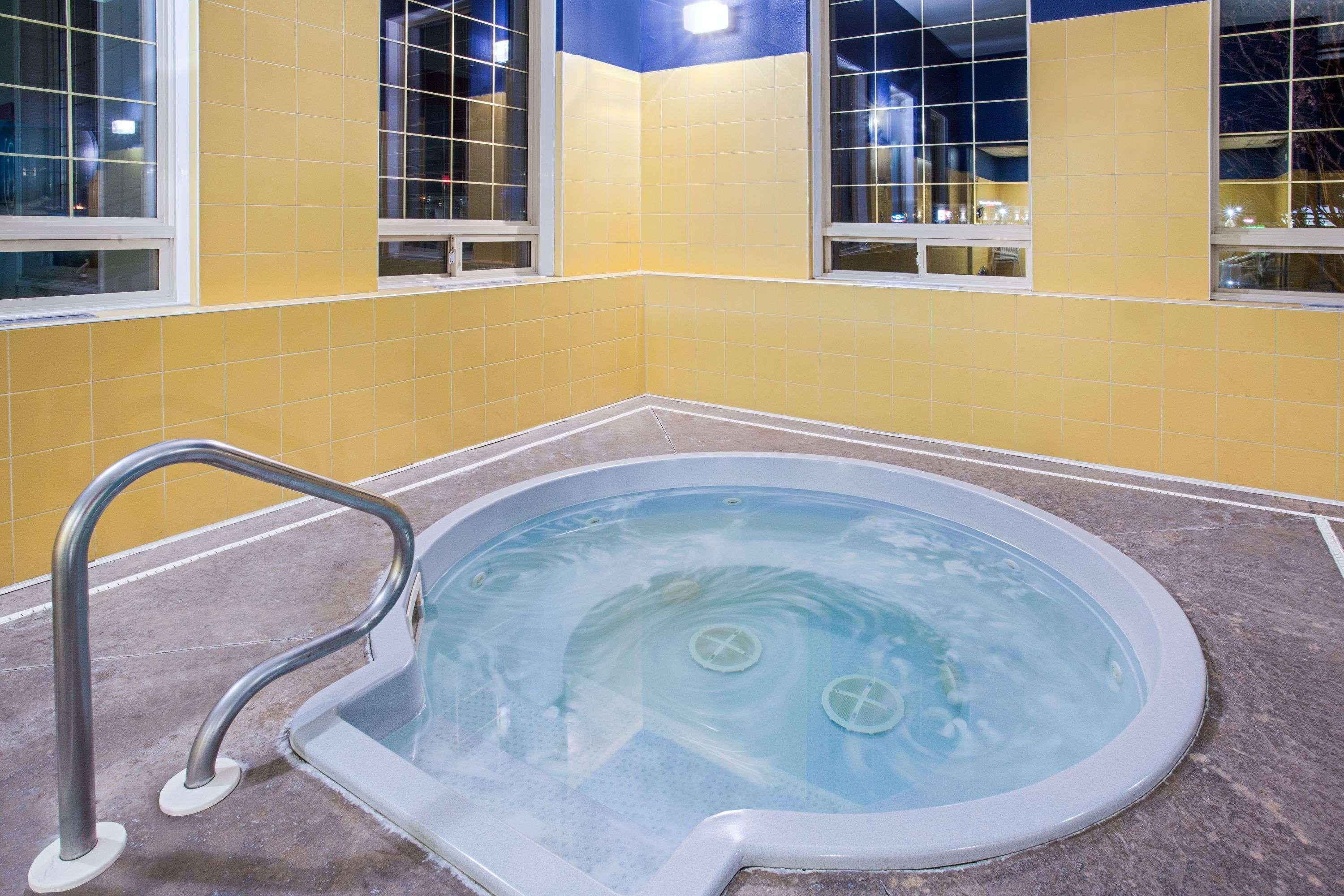 Ramada By Wyndham Red Deer Hotel & Suites Extérieur photo