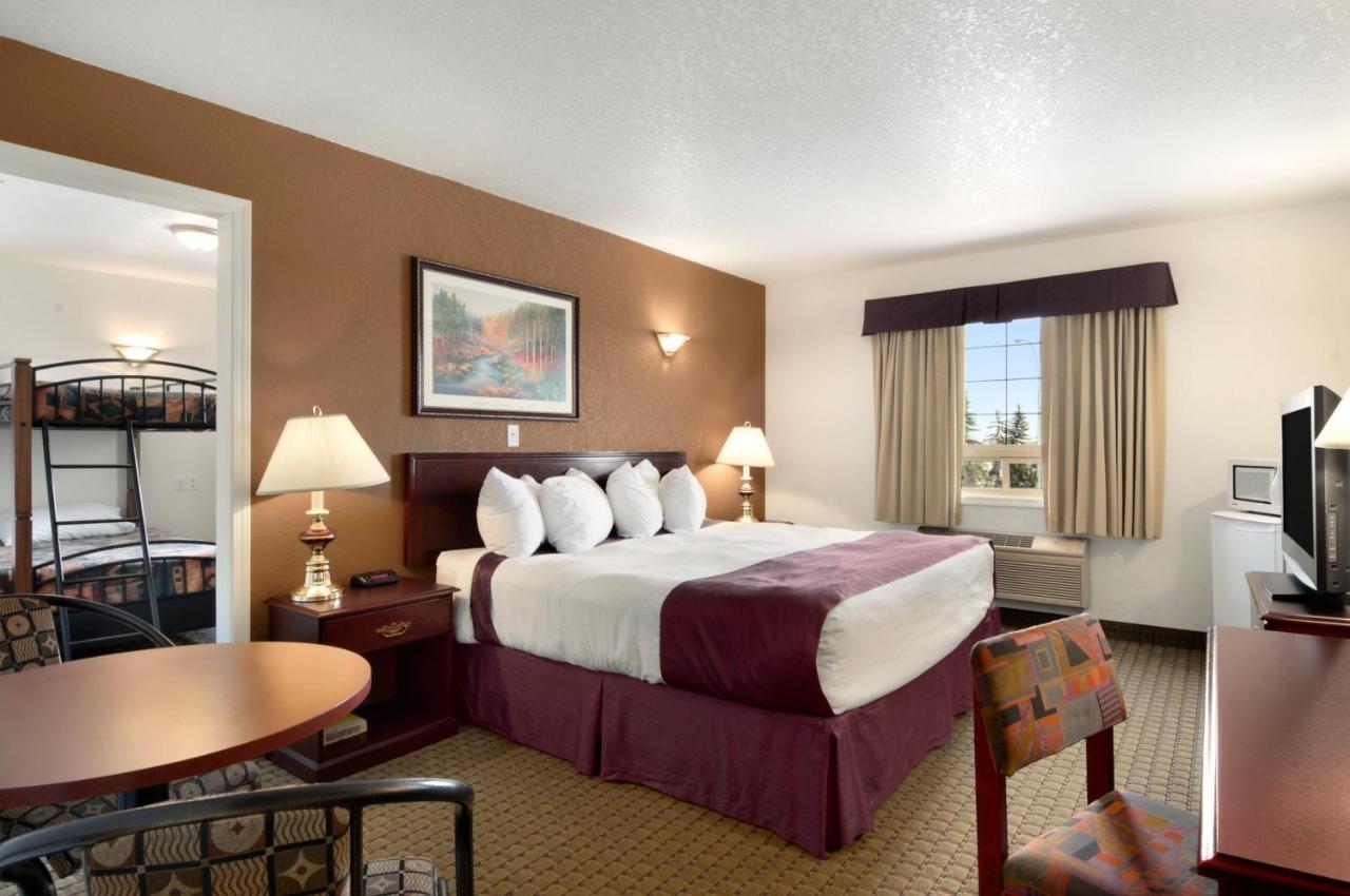 Ramada By Wyndham Red Deer Hotel & Suites Extérieur photo