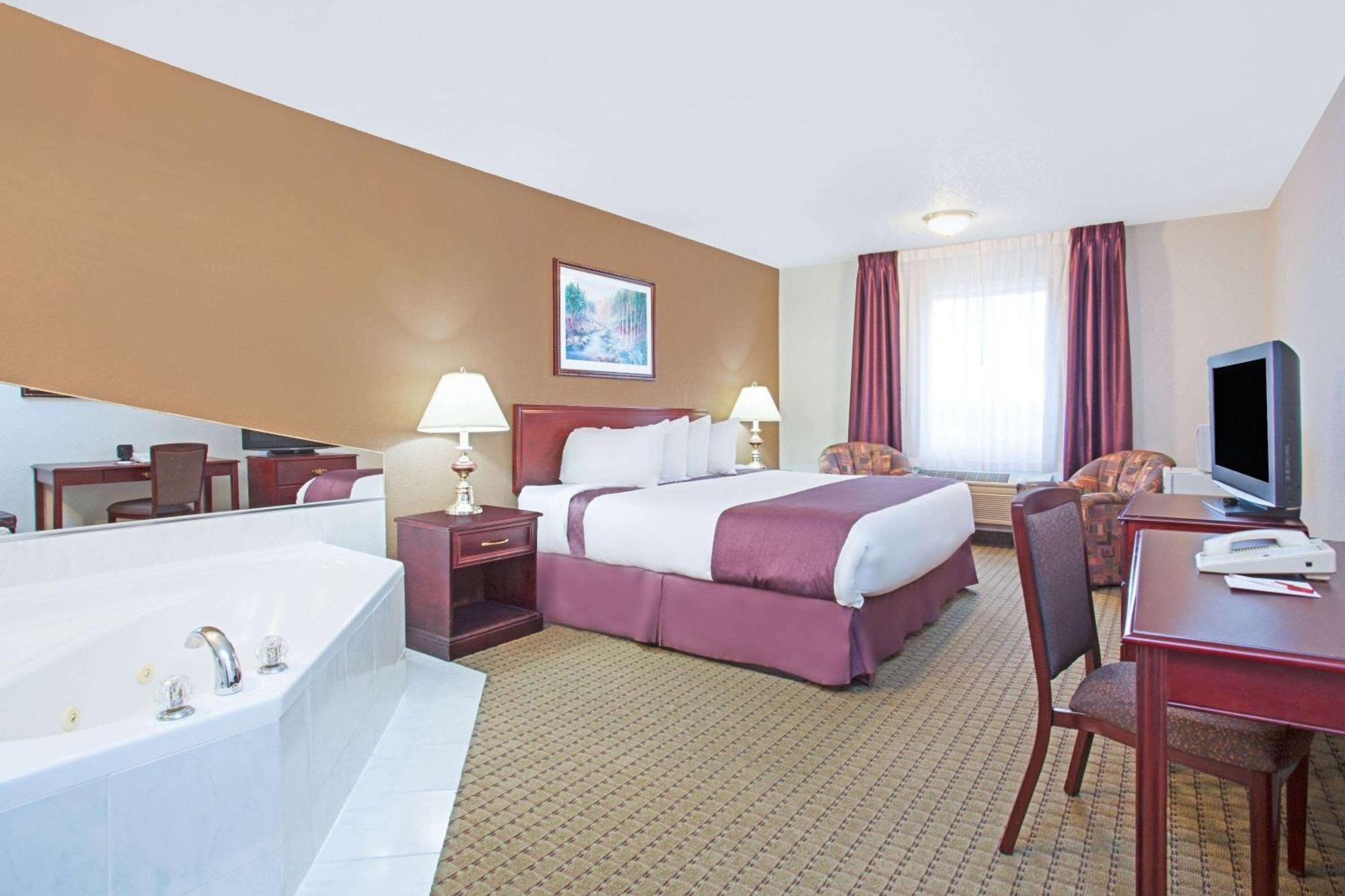 Ramada By Wyndham Red Deer Hotel & Suites Extérieur photo