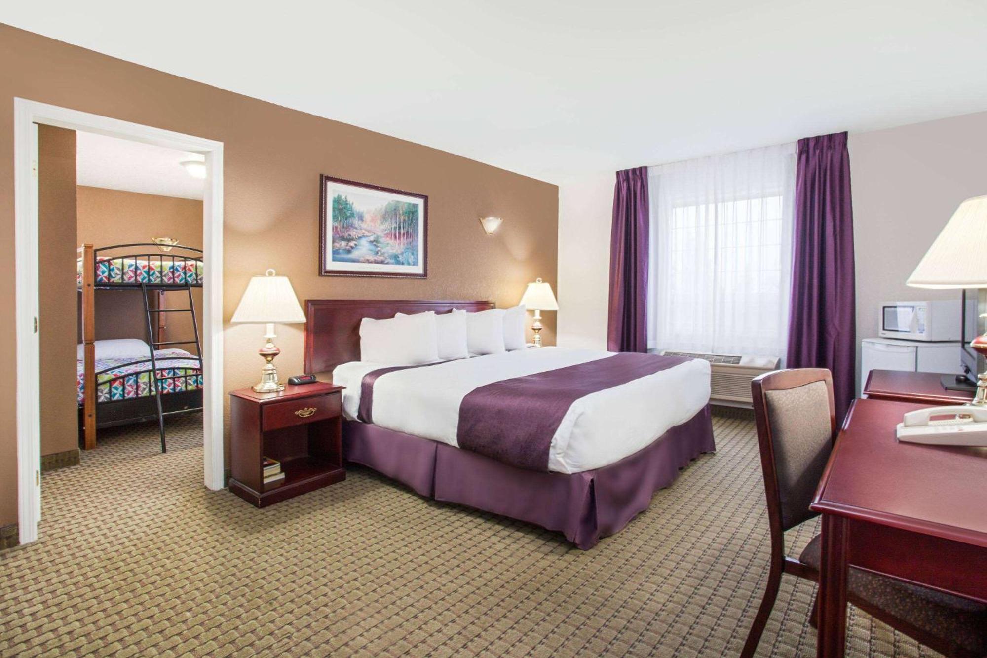 Ramada By Wyndham Red Deer Hotel & Suites Extérieur photo