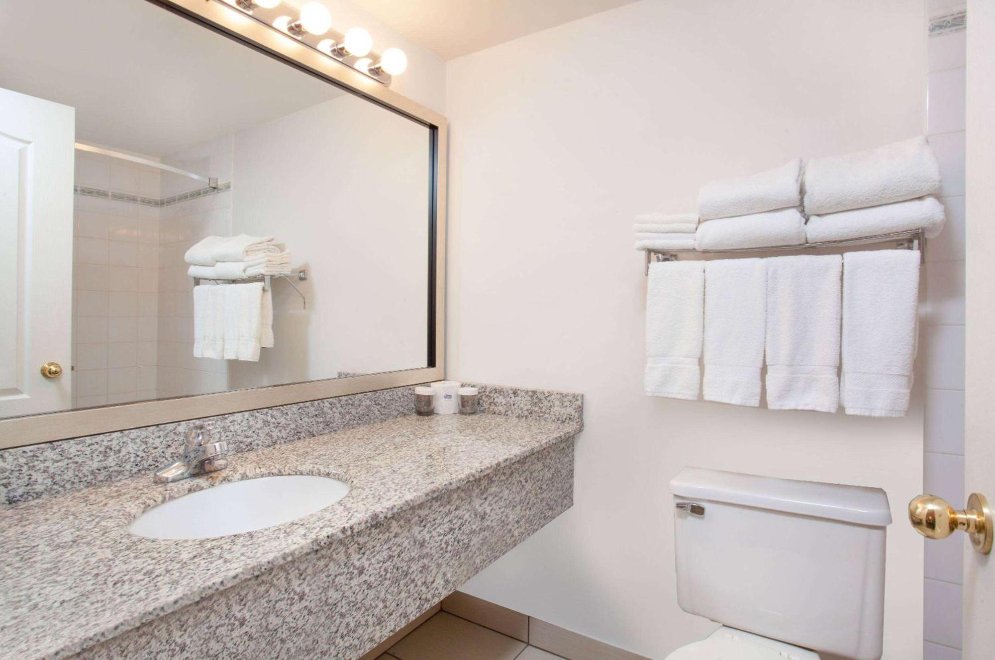 Ramada By Wyndham Red Deer Hotel & Suites Extérieur photo