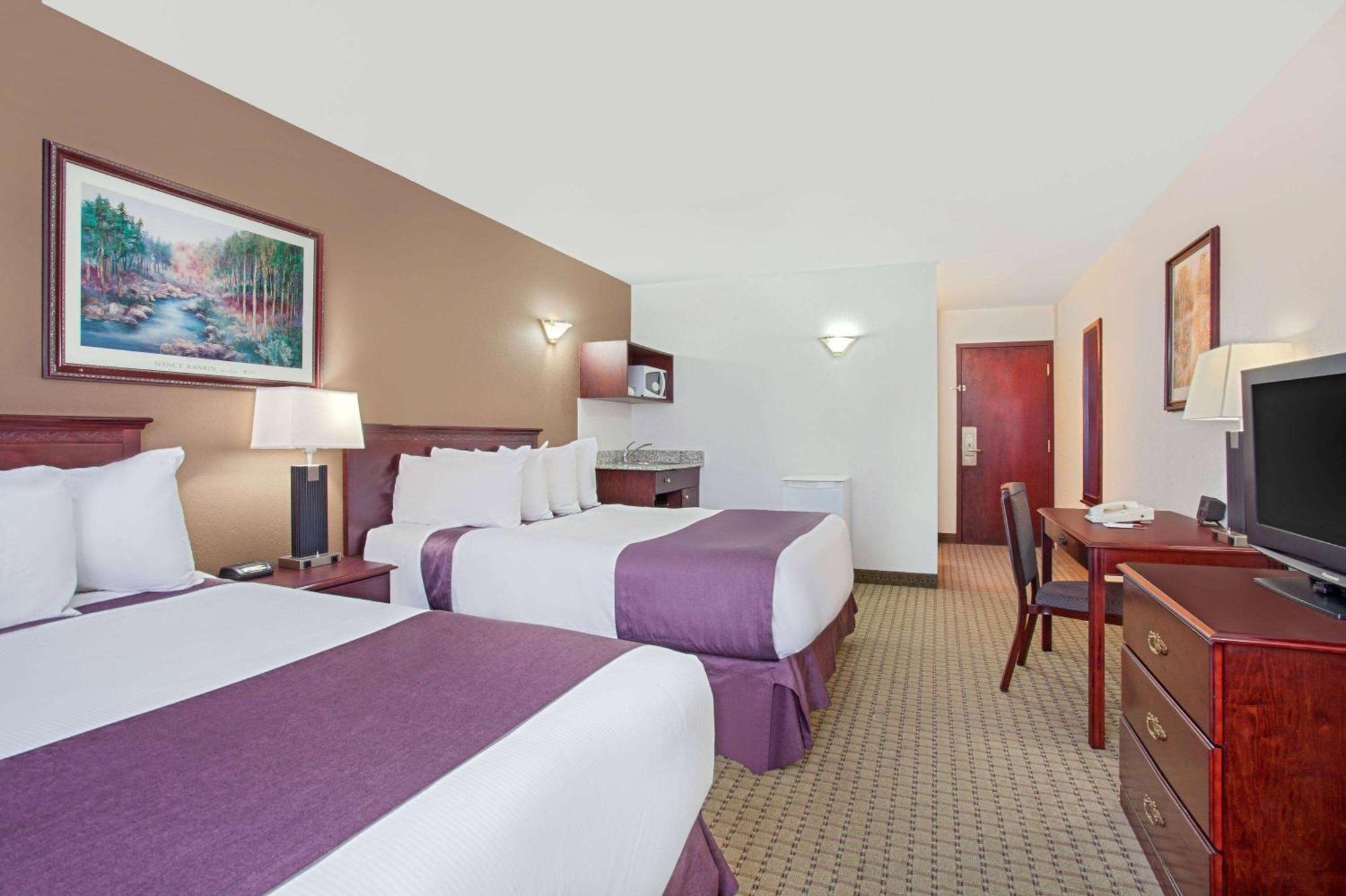 Ramada By Wyndham Red Deer Hotel & Suites Extérieur photo