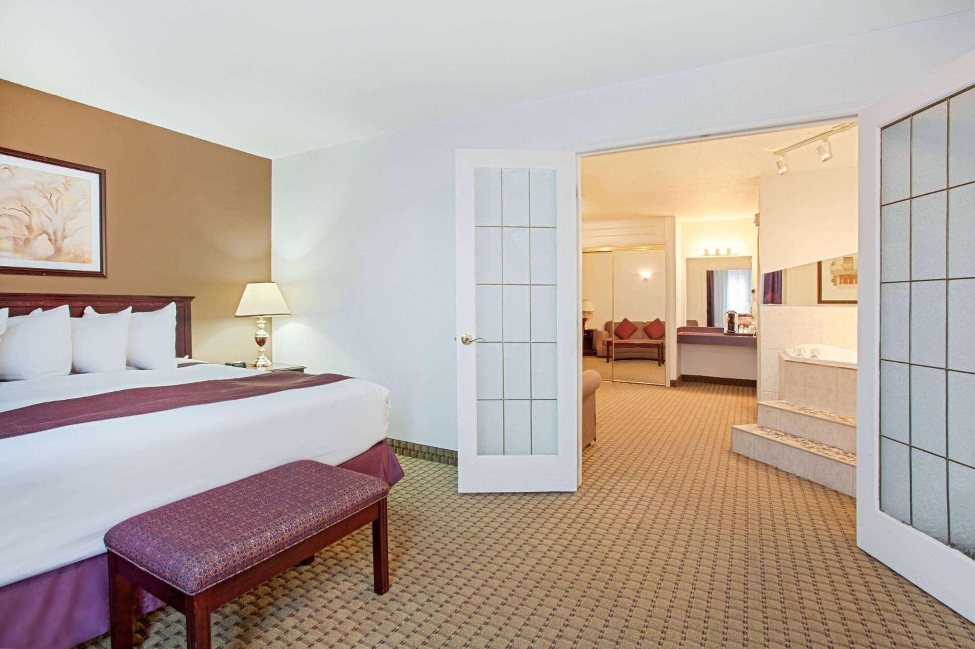 Ramada By Wyndham Red Deer Hotel & Suites Extérieur photo