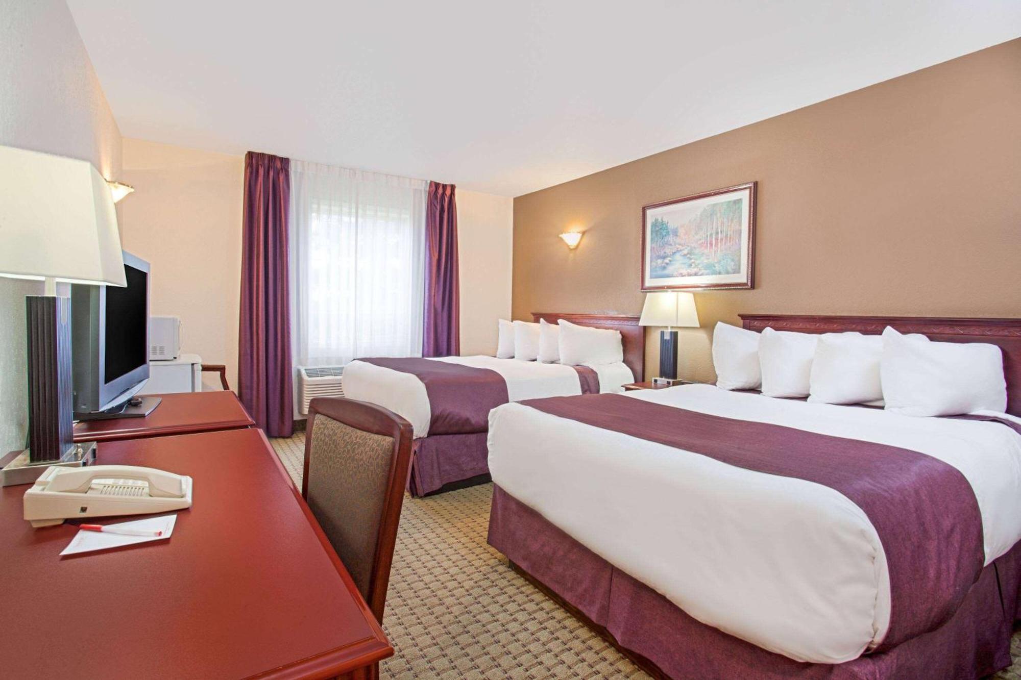 Ramada By Wyndham Red Deer Hotel & Suites Extérieur photo