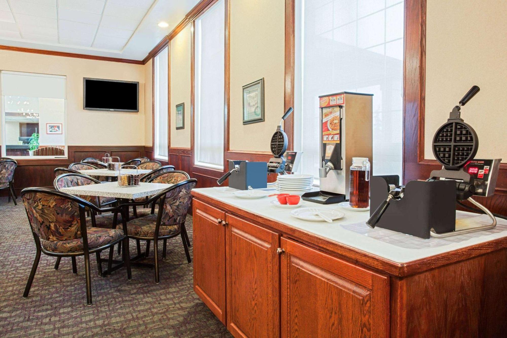 Ramada By Wyndham Red Deer Hotel & Suites Extérieur photo