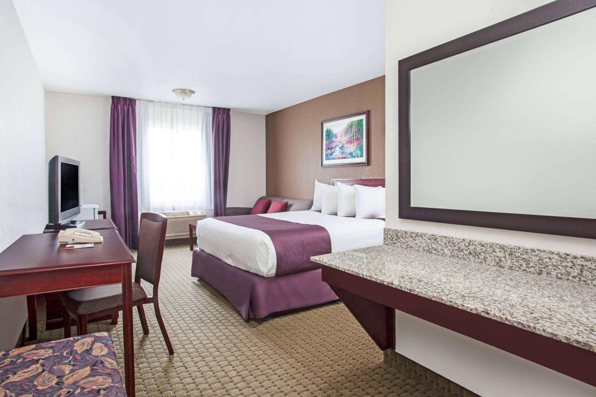 Ramada By Wyndham Red Deer Hotel & Suites Extérieur photo