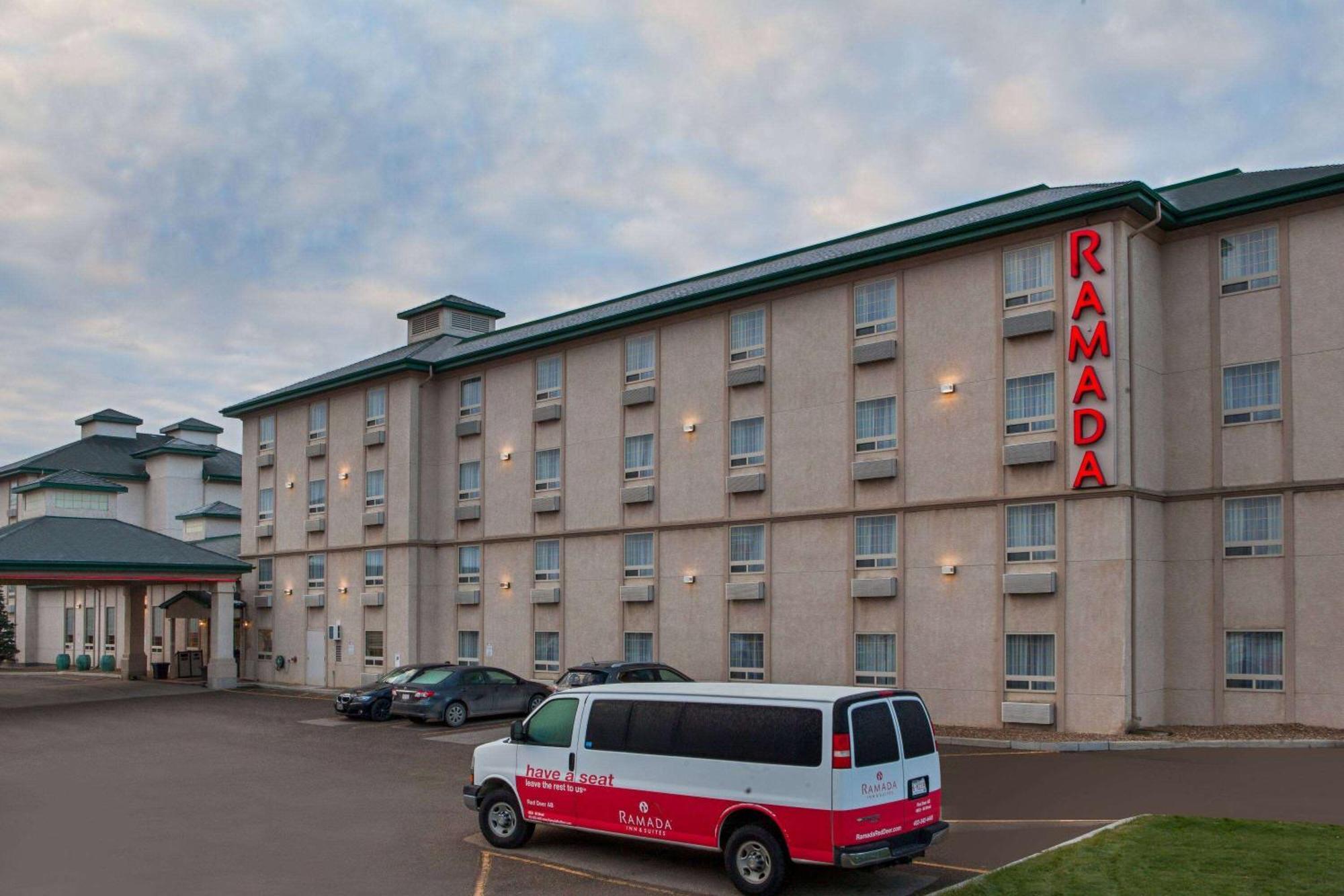 Ramada By Wyndham Red Deer Hotel & Suites Extérieur photo