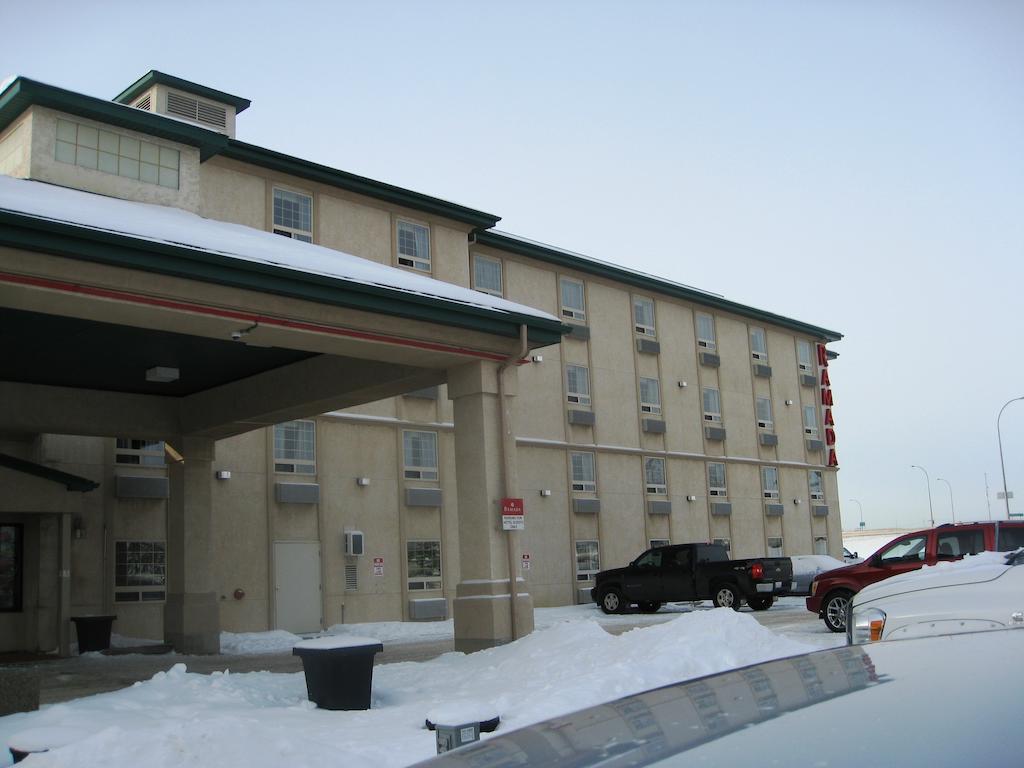 Ramada By Wyndham Red Deer Hotel & Suites Extérieur photo