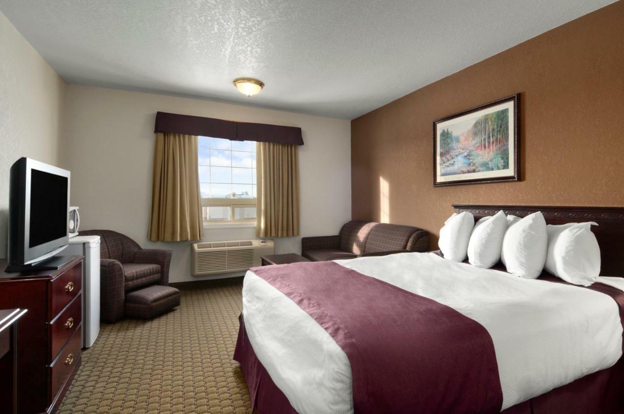 Ramada By Wyndham Red Deer Hotel & Suites Extérieur photo