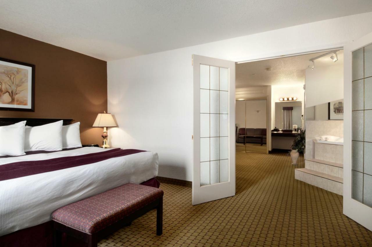 Ramada By Wyndham Red Deer Hotel & Suites Extérieur photo