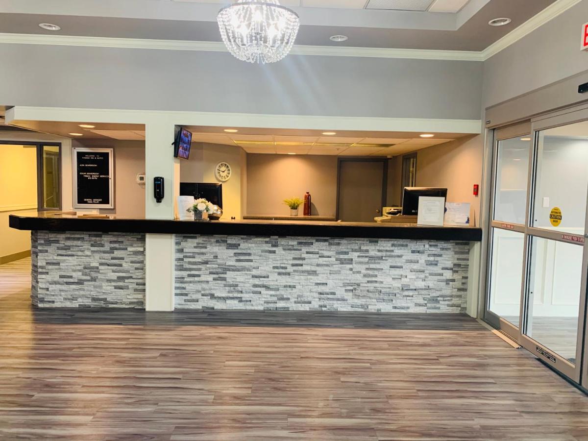 Ramada By Wyndham Red Deer Hotel & Suites Extérieur photo